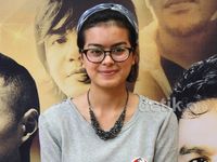 Eva Celia Manis Bergaya Casual