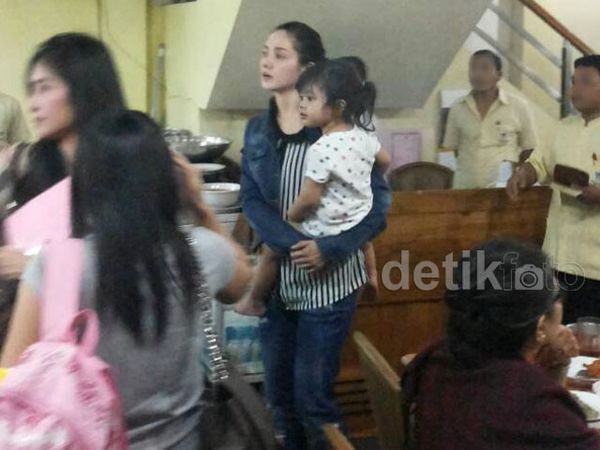 Mulan Jameela dan Safeea Setia Kunjungi Dul
