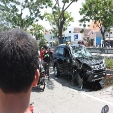 Hindari Biker, X-Trail Kapolres Sampang Tabrak Pohon dan Terguling 3 Kali