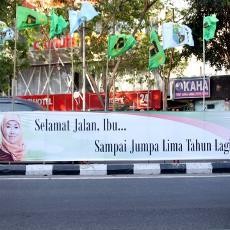 Spanduk Selamat Jalan Ibu Khofifah Bertebaran di Surabaya