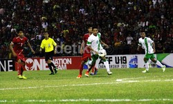 Evan Dimas melancarkan serangan ke pertahanan Myanmar. Bruriy Susanto/detikFoto.