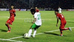 Ilham Udin (tengah) dikawal dua pemain di lini pertahanan Myanmar. Bruriy Susanto/detikFoto.