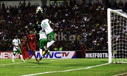 Myo Min berhasil mengamankan gawangnya dari serangan pemain Indonesia. Bruriy Susanto/detikFoto.