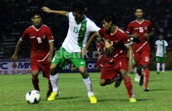 Maldini (tengah) berusaha melewati dua pemain Myanmar. Bruriy Susanto/detikFoto.