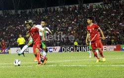 Muchlis Hadi berusaha merebut bola dari Hein Thiza. Bruriy Susanto/detikFoto.