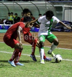Ilham Udin dihadang dua pemain Myanmar. Dalam pertandingan ini, dua gol untuk Indonesia dicetak oleh Evan Dimas dan I Putu Gede. Sementara Myanmar memperkecil kedudukan lewat Nyein Chan Aung. Bruriy Susanto/detikFoto.