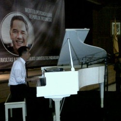 Ini 5 Aksi Gita dan Pianonya