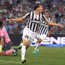 Fokus Bantu Juve Raih Kemenangan, Lichtsteiner dan Pogba Redam Ambisi Bikin Gol