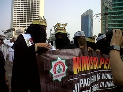 Pakai Mahkota dan Selempang, Wanita Bercadar Demo Tolak Miss World