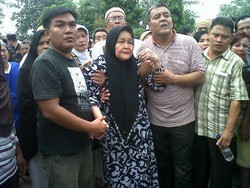 Robby Sopir Gran Max Korban Dul Dimakamkan, Ibunda Menangis