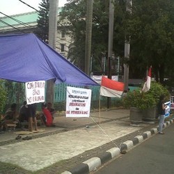 Demo Naik Gaji Berlanjut, Karyawan Damri Tutup Gerbang Kantor Dahlan dengan Bus