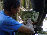 Warga Madiun Temukan Batu Berornamen Dewa Baruna