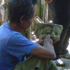 Batu Kuno Berornamen Dewa Baruna Ditemukan Warga Madiun