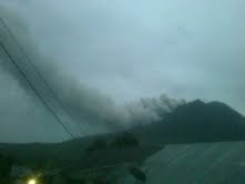 20 Orang Tengah Mendaki Ketika Gunung Sinabung Meletus