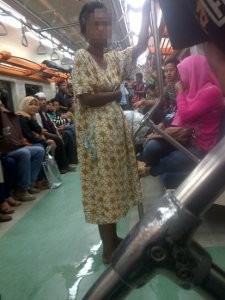 Diduga Alami Gangguan Jiwa, Seorang Wanita Buang Air Kecil di Commuter Line