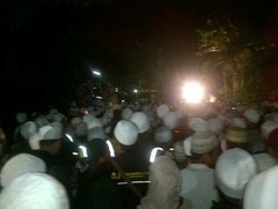 Jasad Habib Munzir Dibawa ke Masjid Al Munawar Pancoran, Jamaah Histeris