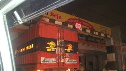Truk PT Pos Nyangkut di Kolong Rel Jatinegara, Lalin Tersendat