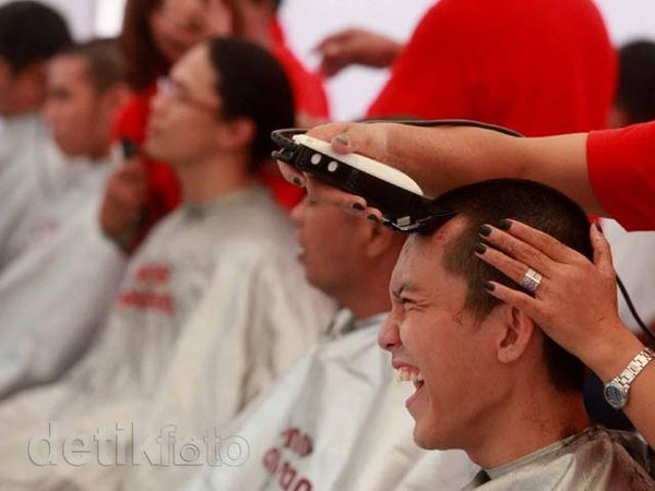 Cukur Massal untuk Penderita Kanker