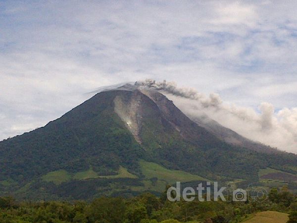 Gunung Sinabung Meletus
