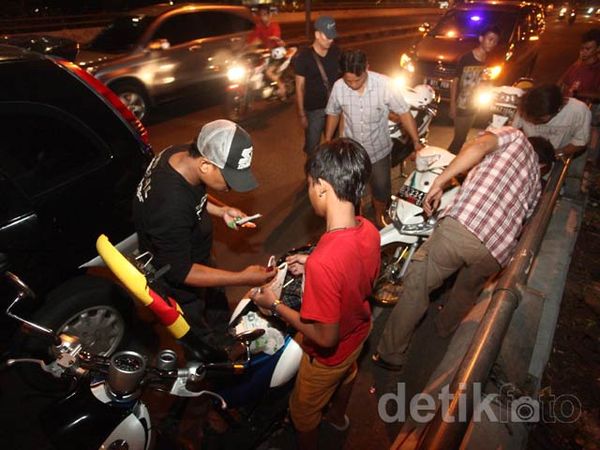 Petugas Razia ABG Yang Nongkrong Di Fly Over Kalibata