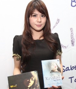 Wina Natalia Luncurkan Album dan Novel Perdana