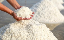 Ternyata Benar! Taburan Garam Bikin Semangka dan Kopi Lebih Enak!