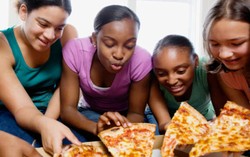 Restoran Ini Tawarkan Pizza Gratis Bagi Wanita yang Perlihatkan Payudara