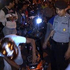 Razia Gabungan, Petugas Amankan Seorang Oknum TNI