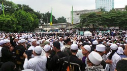 Habib Munzir Hendak Disalatkan di Masjid Al Munawar, Lalin Pancoran Macet