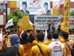 Protes Kepengurusan, Kader Hanura Sumut Injak-injak Foto Wiranto