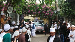 Ratusan Jamaah Iringi Jasad Habib Munzir ke Masjid Al Munawar Pancoran