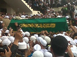 Jenazah Habib Munzir Masuk Liang Kubur, Ribuan Jamaah Menangis Histeris