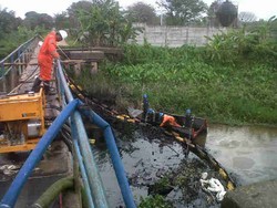 Pipa Pertamina di Palembang Bocor karena Dicuri, Minyak Penuhi Sungai