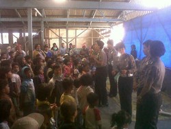 Bermain dan Bernyanyi, Aksi Polwan Hibur Anak Pengungsi Gunung Sinabung