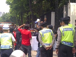 Kasus Tali Pusar, Belasan Orang Gelar Demo di Depan Kedubes Singapura