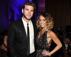 Miley Cyrus Unfollow Tunangannya Liam Hemsworth di Twitter