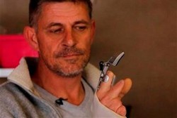 Kehilangan Jari, Tukang Kayu Ini pun Membuat Tangan Listrik Sendiri 