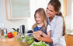 Mengajak Anak Memasak di Dapur? Perhatikan Hal Ini Agar Aman
