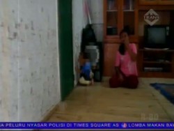 Balita Makan Kapur dan Dinding Rumah