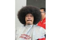 Ekspresi Eddy Brokoli Babat Habis Rambut Kribo Demi Dukung Pasien Kanker
