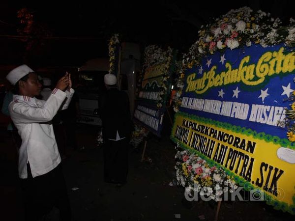 Karangan Bunga Penuhi Rumah Duka Almarhum Habib Munzir