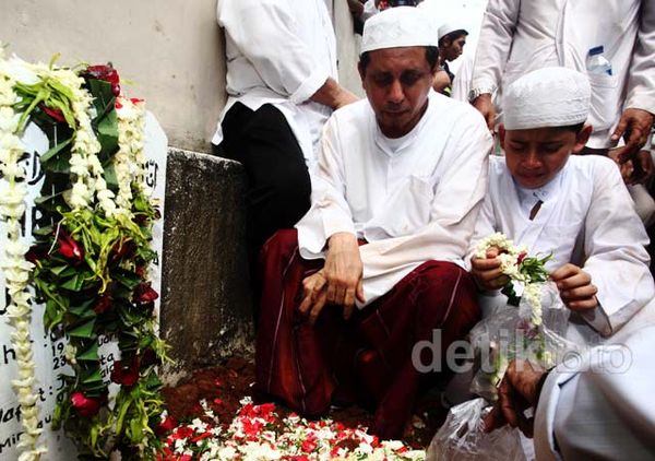 Isak Tangis Anak Habib Munzir di Depan Makam