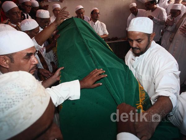 Habib Munzir Dimakamkan