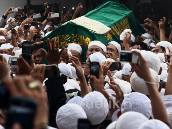 Ribuan Santri Sambut Jenazah Habib Munzir