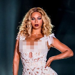 Ditarik Fans, Beyonce Terjatuh dari Atas Panggung