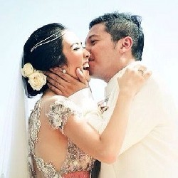 Romantis! Foto Pernikahan Gading dan Gisel