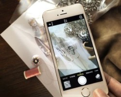 Burberry Akan Kolaborasi dengan iPhone 5s di Koleksi Spring 2014
