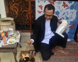 Kreatif, Iwet Ramadhan Membatik di Atas Mesin Kopi