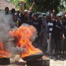 Ratusan Warga Bakar Ban Kecewa Hasil Pilkades