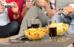 Kebiasaan Makan Berlebih di Akhir Pekan Bisa Bikin Diet Gagal!